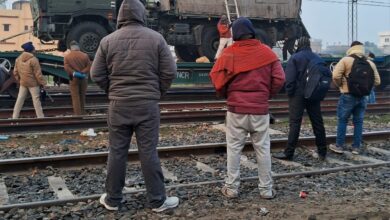 Photo of बिहार के मुजफ्फरपुर में मिलिट्री स्पेशल ट्रेन पर लदा ट्रक ओएचई से टकराया, आग लगने से रेल परिचालन बाधित