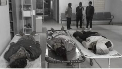 Photo of झारखंडः सड़क किनारे खड़ी हाइवा से टकराई स्कूटी, तीन युवकों की मौके पर मौत, एक अन्य घायल