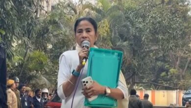 Photo of ईडी की आई-पैक पर छापेमारी को लेकर सीएम ममता बनर्जी ने दो थानों में दर्ज कराई शिकायत