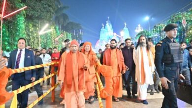 Photo of गुरु गोरखनाथ का दर्शन कर गायक बादशाह ने की सीएम योगी से शिष्टाचार भेंट