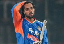 Photo of टीम इंडिया की मुश्किलें बढ़ीं, तिलक वर्मा की सर्जरी के बाद वापसी पर संशय