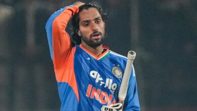 Photo of टीम इंडिया की मुश्किलें बढ़ीं, तिलक वर्मा की सर्जरी के बाद वापसी पर संशय