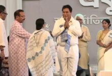 Photo of ममता के मंच पर भाजपा सांसद, सीएम ने दिया बंग विभूषण सम्मान
