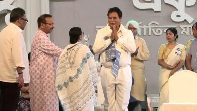Photo of ममता के मंच पर भाजपा सांसद, सीएम ने दिया बंग विभूषण सम्मान