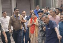 Photo of कोलकाता के कालीघाट पहुंची दिल्ली की मुख्यमंत्री रेखा गुप्ता, की पूजा-अर्चना