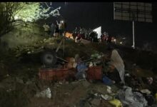 Photo of कर्नाटक में ट्रैक्टर पलटने से महाराष्ट्र के दो वर्षीय बच्चे समेत 4 की मौत