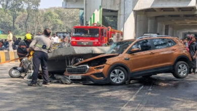 Photo of महाराष्ट्र के मुलुंड में मेट्रो के पिलर का हिस्सा गिरने से एक की मौत, 3 घायल