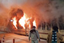 Photo of पश्चिम बंगाल में कटवा स्टेशन पर खड़ी ट्रेन में लगी आग, बाहर से साजिश की आशंका