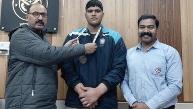 Photo of इंटर यूनिवर्सिटी वेटलिफ्टिंग चैम्पियनशिप में कांस्य, इकबाल चन्द्र सम्मानित