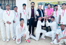 Photo of लक्ष्मण सिंह क्लब ने जीती अंडर-14 त्रिकोणीय क्रिकेट प्रतियोगिता की विजेता ट्रॉफी