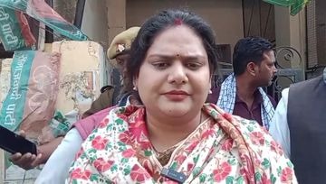 Photo of सपा विधायक पूजा सरोज ने 15000 रुपये में बेच दीं लाइटें? पार्टी के कार्यकर्ताओं ने लगाया लाइट बेचने का आरोप