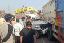 Photo of कौशाम्बी में सड़क किनारे खड़े ट्राला में घुसी पिकअप, कई श्रद्धालुओं की मौत