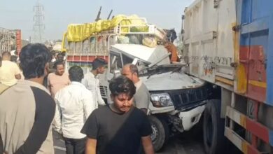 Photo of कौशाम्बी में सड़क किनारे खड़े ट्राला में घुसी पिकअप, कई श्रद्धालुओं की मौत