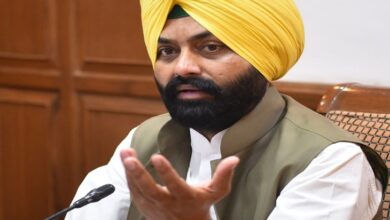 Photo of अमृतसर में रंधावा आत्महत्या प्रकरण पर रातभर हंगामा, पूर्वमंत्री भुल्लर, पिता, निजी सचिव के खिलाफ मामला दर्ज