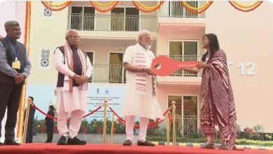 Photo of महिला सशक्तिकरण की दिशा में बड़ा कदम, प्रधानमंत्री मोदी ने महिला आवंटियों को सौंपीं जीपीआरए आवास की चाबी