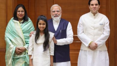 Photo of प्रधानमंत्री मोदी से सपरिवार मिले वरुण गांधी