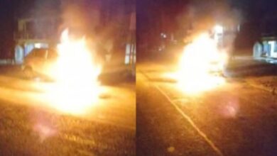 Photo of Hardoi : बस और कार की भीषण टक्कर के बाद भड़की आग, कार जलकर हुई खाक, कई लोग घायल