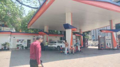 Photo of नो पेट्रोल की ओर बढ़ता लखनऊ… पंपों पर हाहाकार! कहीं खत्म तो कहीं लंबी लाइन