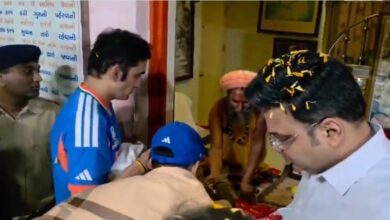 Photo of टी-20 वर्ल्ड कप ट्रॉफी के साथ हनुमान मंदिर पहुंचे कप्तान सूर्य, आईआईसी चेयरमैन जय शाह व कोच गंभीर भी रहे साथ