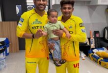 Photo of ड्रेसिंग रूम में ‘कैप्टन कूल’ का क्यूट अंदाज़, वायरल हुआ एमएस धोनी का वीडियो