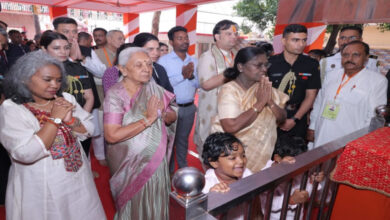 Photo of राष्ट्रपति मुर्मु ने नीम करौरी बाबा आश्रम पहुंचकर माथा टेका