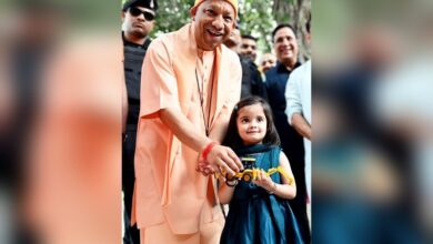 Photo of “आंखें बंद करिए, आपको कुछ गिफ्ट देना है”