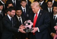 Photo of राष्ट्रपति ट्रंप ने मेस्सी को रत्नजड़ित गुलाबी फुटबॉल से किया सम्मानित