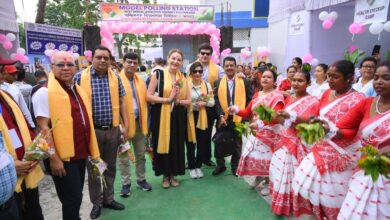 Photo of चुनाव 26 : सिलीगुड़ी में अंतरराष्ट्रीय प्रतिनिधिमंडल ने किया मतदान प्रक्रिया का निरीक्षण