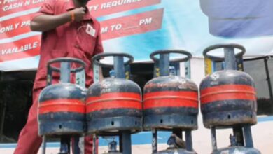 Photo of पांच किलो वाले एलपीजी सिलेंडर का सप्लाई कोटा हुआ दोगुना, प्रवासी मजदूरों और छात्रों को मिलेगी राहत
