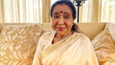 Photo of आशा भोसले की तबीयत बिगड़ी, कार्डिएक अरेस्ट के बाद अस्पताल में भर्ती