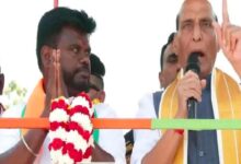 Photo of तेनकासी : केंद्रीय रक्षा मंत्री राजनाथ सिंह ने तमिलनाडु विधानसभा चुनाव के मद्देनज़र तेनकासी जिले के वासुदेवनल्लूर विधानसभा क्षेत्र में भारतीय जनता पार्टी (भाजपा) के उम्मीदवार आनंदन अय्यासामी के समर्थन में रोड शो किया। पुलियंगुडी सरकारी उच्च माध्यमिक विद्यालय से चिंतामणि बस स्टैंड तक निकले इस रोड शो में बड़ी संख्या में पार्टी कार्यकर्ता और समर्थक शामिल हुए।  रोड शो के बाद जनसभा को संबोधित करते हुए रक्षा मंत्री राजनाथ सिंह ने द्रविड़ मुनेत्र कड़गम (द्रमुक) सरकार पर हमला बोला। उन्होंने कहा कि द्रमुक ने तमिलनाडु के लोगों के साथ विश्वासघात किया है और राज्य में कानून-व्यवस्था की स्थिति बिगड़ चुकी है। अपराध, बच्चों के खिलाफ हिंसा और दलितों पर अत्याचार में वृद्धि हुई है, जिसके लिए मुख्यमंत्री एम. के. स्टालिन और उदयनिधि स्टालिन जिम्मेदार हैं।  राजनाथ सिंह ने आरोप लगाया कि द्रमुक सरकार भ्रष्टाचार में डूबी हुई है। उन्होंने कहा कि राज्य के मंत्री और विधायक विभिन्न घोटालों में लिप्त हैं, जिनमें आय से अधिक संपत्ति, अवैध रेत खनन और अन्य गंभीर आरोप शामिल हैं। उन्होंने दावा किया कि अवैध रेत खनन से हजारों करोड़ रुपये की लूट हुई है और राज्य के संसाधनों का दुरुपयोग किया जा रहा है।  उन्होंने कल्लाकुरिची में अवैध शराब से हुई मौतों का जिक्र करते हुए कहा कि यह सरकार की लापरवाही का नतीजा है। राज्य में अवैध शराब का कारोबार खुलेआम चल रहा है, जिससे लोगों की जान खतरे में है। उन्होंने भरोसा दिलाया कि राष्ट्रीय जनतांत्रिक गठबंधन (राजग) की सरकार बनने पर शराब माफिया पर सख्त कार्रवाई की जाएगी।  धार्मिक मुद्दों पर भी उन्होंने द्रमुक पर निशाना साधा और आरोप लगाया कि पार्टी आस्थाओं का अपमान करती रही है। उन्होंने कहा कि उदयनिधि स्टालिन के बयानों से सनातन धर्म के प्रति उनकी सोच स्पष्ट होती है। साथ ही उन्होंने तिरुप्परनकुंद्रम मंदिर में भक्तों को पूजा से रोकने के मामले को उठाते हुए कहा कि राजग की सरकार बनने पर श्रद्धालुओं के अधिकार सुनिश्चित किए जाएंगे।  महिला आरक्षण विधेयक का जिक्र करते हुए राजनाथ सिंह ने कहा कि संसद में महिलाओं को 33 प्रतिशत आरक्षण देने वाले बिल को द्रमुक और उसके सहयोगियों ने रोक दिया। उन्होंने तमिलनाडु की आर्थिक स्थिति पर भी सवाल उठाते हुए कहा कि राज्य पर कर्ज 10.27 लाख करोड़ रुपये तक पहुंच गया है, जबकि विकास कार्यों का लाभ जनता तक नहीं पहुंचा।  केंद्र सरकार पर लगाए जा रहे आरोपों को खारिज करते हुए उन्होंने कहा कि पिछले 11 वर्षों में केंद्र ने तमिलनाडु को 11 लाख करोड़ रुपये दिए हैं, लेकिन यह राशि जनता तक नहीं पहुंची। उन्होंने कहा कि राजग सरकार बनने पर जनता के पैसे का सही उपयोग सुनिश्चित किया जाएगा।  अंत में उन्होंने कहा कि ‘डीएमके’ का मतलब दुरुपयोग, अनियमितता और अपराध है, जबकि ‘एनडीए’ न्याय, विकास और शांति का प्रतीक है। उन्होंने विश्वास जताया कि तमिलनाडु की जनता बदलाव चाहती है और आने वाला समय राजग के पक्ष में होगा।