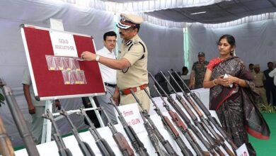 Photo of तेलंगाना में 42 माओवादियों ने डीजीपी के सामने किया सरेंडर, हथियार सौंपे