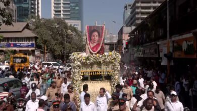 Photo of पंचतत्व में विलीन हुईं आशा भोसले, बेटे ने दी मुखाग्नि