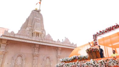 Photo of श्रीराम जन्मभूमि मंदिर परिसर में शिव मंदिर के शिखर पर मुख्यमंत्री योगी ने किया ध्वजारोहण