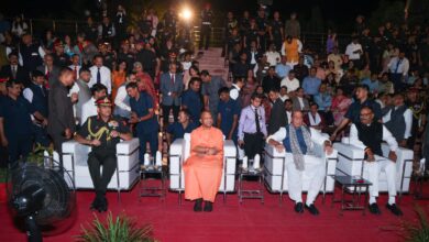 Photo of रक्षा मंत्री ने लखनऊ में सेना के मध्य कमान के स्मृतिका युद्ध स्मारक में अत्याधुनिक लेज़र, लाइट और साउंड शो का उद्घाटन किया