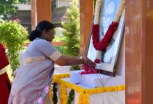Photo of राष्ट्रपति और गुजरात के राज्यपाल ने डॉ. भीमराव आम्बेडकर की जयंती पर पुष्पांजलि अर्पित की