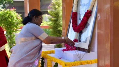Photo of राष्ट्रपति और गुजरात के राज्यपाल ने डॉ. भीमराव आम्बेडकर की जयंती पर पुष्पांजलि अर्पित की