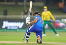 Photo of शेफाली वर्मा 100 टी-20 अंतरराष्ट्रीय मैच खेलने वाली पांचवीं भारतीय महिला बनीं