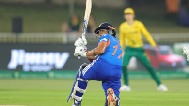 Photo of शेफाली वर्मा 100 टी-20 अंतरराष्ट्रीय मैच खेलने वाली पांचवीं भारतीय महिला बनीं