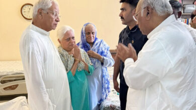 Photo of पूर्व केंद्रीय मंत्री व कांग्रेस नेता मोहसिना किदवई सुपुर्दे खाक, राहुल गांधी ने कब्रिस्तान पहुंचकर दी श्रद्धांजलि