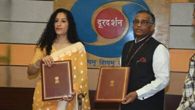 Photo of दूरदर्शन (प्रसार भारती) ने भारतीय सांस्कृतिक सामग्री की वैश्विक पहुंच बढ़ाने के लिए आईसीसीआर के साथ किया समझौता