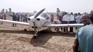 Photo of अलीगढ़ : तकनीकी खराबी आने पर विमान को खेत में उतारा, पायलट और प्रशिक्षु छात्र सुरक्षित