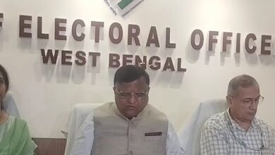 Photo of कोलकाता के एक स्ट्रॉन्ग रूम में तृणमूल का हंगामा, चुनाव आयोग ने उम्मीदवारों के आरोपों को खारिज किया
