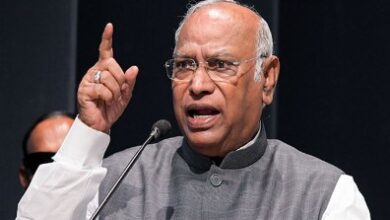 Photo of पेट्रो पदार्थों की महंगाई पर कांग्रेस हमलावर, खरगे बोले- जनता को राहत क्यों नहीं