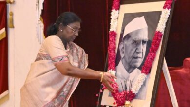 Photo of राष्ट्रपति मुर्मु ने फखरुद्दीन अली अहमद को अर्पित की श्रद्धांजलि