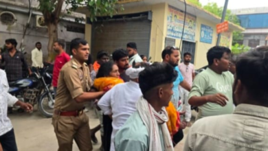 Photo of बलिया में तिहरा सड़क हादसा, ANM की मौत : कार, बाइक और ई-रिक्शा की भिड़ंत में मची चीख-पुकार; 12 लोग गंभीर घायल