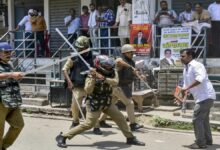 Photo of लखनऊ में बार एसोसिएशन ने वकीलों को बांटी लाठियां? जानिए क्या है सच्चाई…