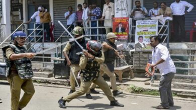 Photo of लखनऊ में बार एसोसिएशन ने वकीलों को बांटी लाठियां? जानिए क्या है सच्चाई…