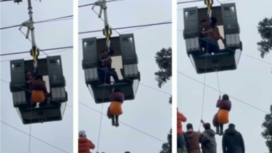 Photo of गुलमर्ग में बड़ा हादसा: एशिया की सबसे ऊंची केबल कार हवा में थमी, 300 पर्यटक फंसे; सेना और पुलिस ने संभाला मोर्चा