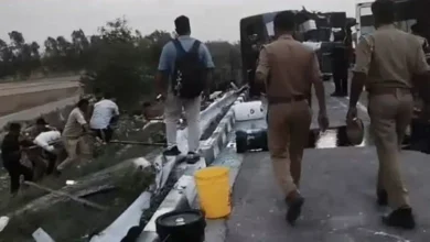 Photo of उन्नाव : आगरा-लखनऊ एक्सप्रेस-वे पर पलटी दिल्ली से बिहार जा रही डबल डेकर बस, 5 यात्रियों की दर्दनाक मौत, 15 घायल!